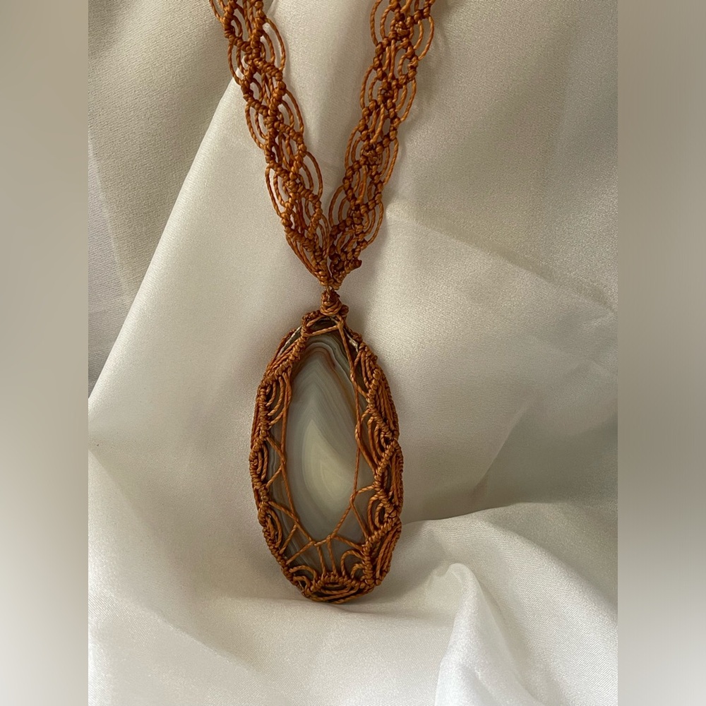 Handmade Macrame necklace with beautiful agate slice